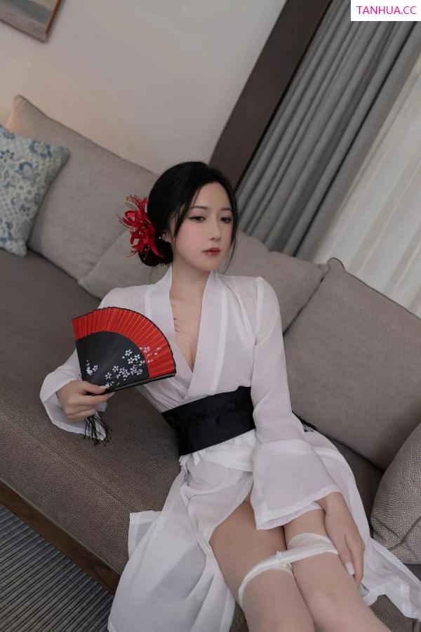 鱼子酱fish  [XiuRen]高清写真图 2025.07.04 No.10514 鱼子酱Fish 白色丝袜第17张图片